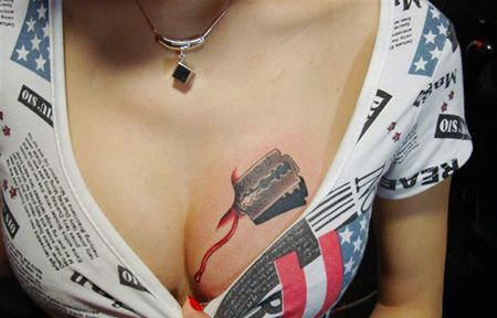 女生胸部性感刀片纹身图案