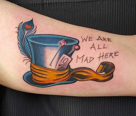 手臂蓝色帽子纹身图案