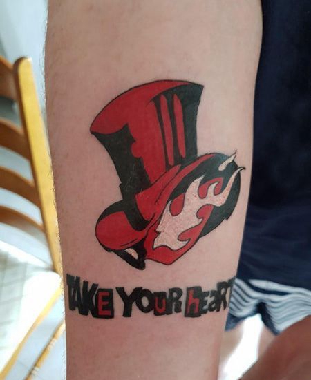 大臂红色帽子纹身图案