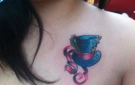 女生胸前性感的帽子纹身图案