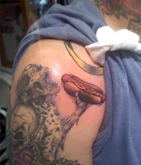 大臂吃热狗的僵尸纹身图案