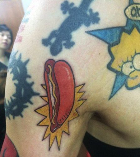 大臂红色热狗纹身图案