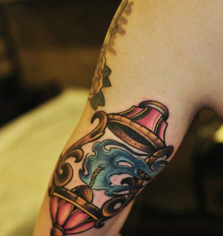 大臂复古油灯纹身图片