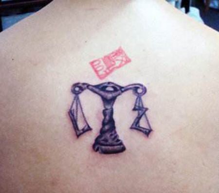 背部小天平纹身图片