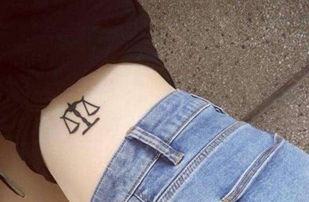 女生侧腰天平纹身图案