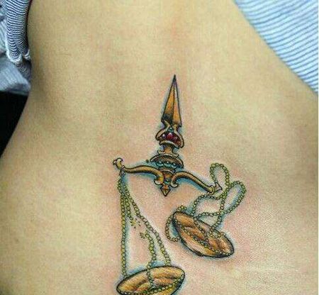 腰部金色天平纹身图案