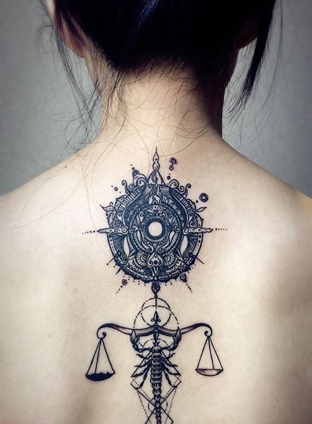 背部精美的天平纹身图片