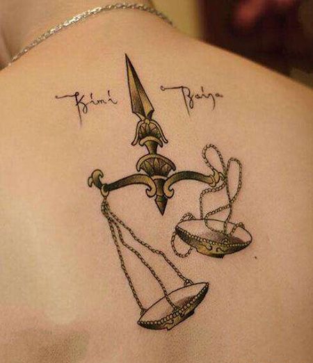 背部金色天平纹身图案