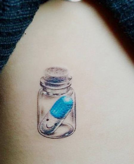 腰部蓝色胶囊纹身图案