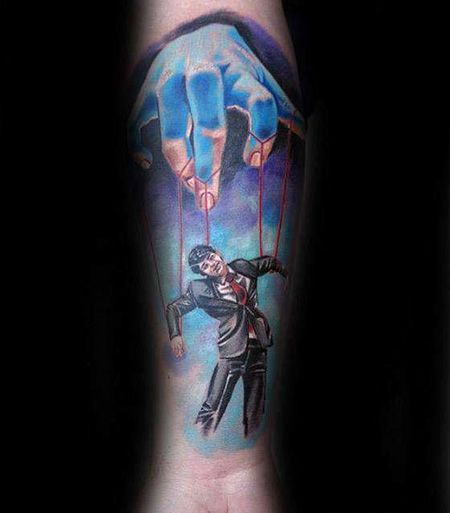 手臂穿西装的木偶人纹身图案