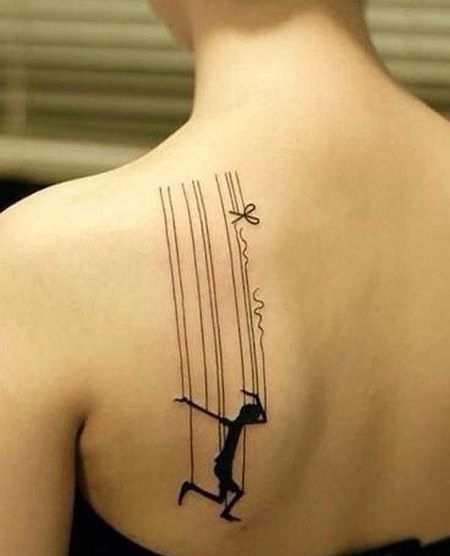 女生背部创意木偶纹身图案