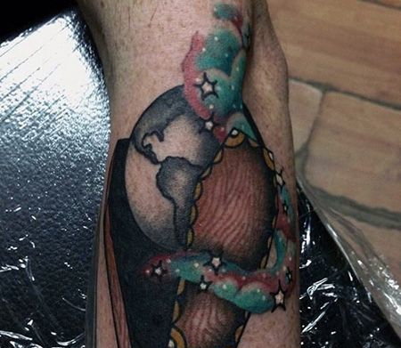 手臂棺材地球纹身图案