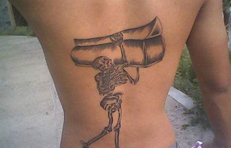 背部骷髅扛棺材纹身图案