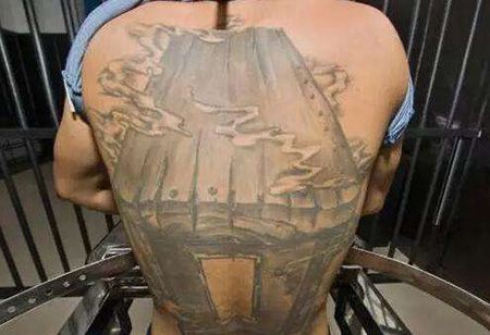 背部冒气的棺材纹身图案