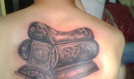 男士背部棺材纹身图案