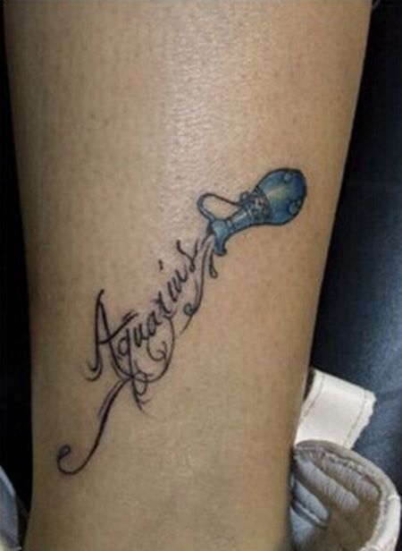 脚踝蓝色花瓶纹身图案