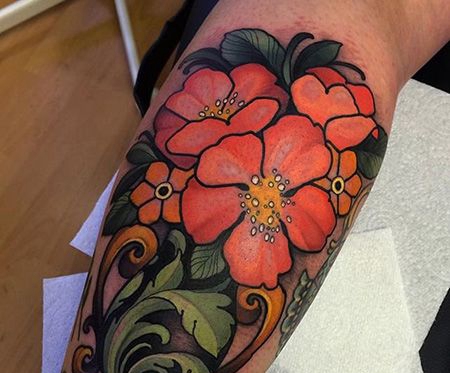 小腿精美的花瓶纹身图案