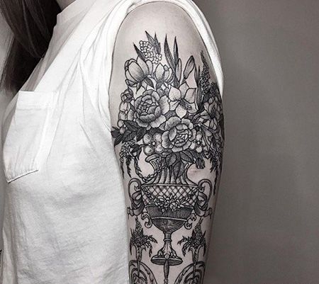女生大臂花瓶纹身图片