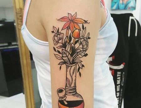 女生大臂花瓶纹身图案