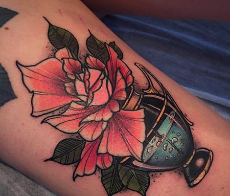 大腿精致的花瓶纹身图案