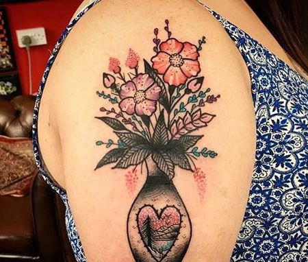 大臂精美的花瓶纹身图片