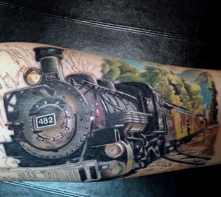 手臂帅气的火车纹身图案