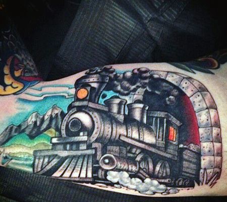 大臂帅气的火车头纹身图案