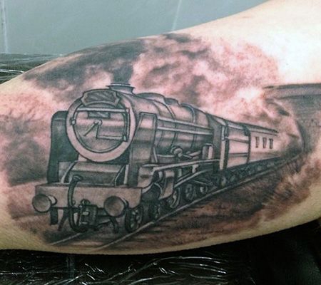 大臂帅气的火车纹身图案