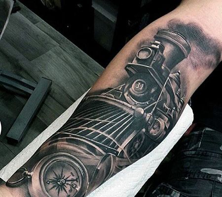 手臂经典的火车头纹身图案