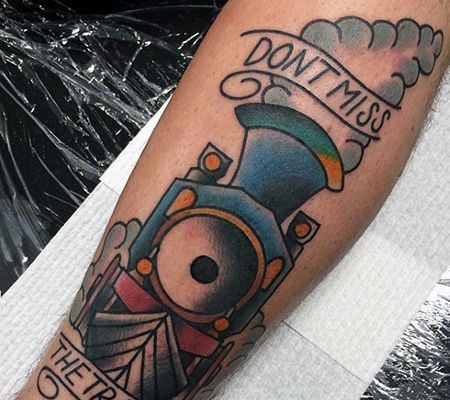 手臂卡通火车头纹身图案