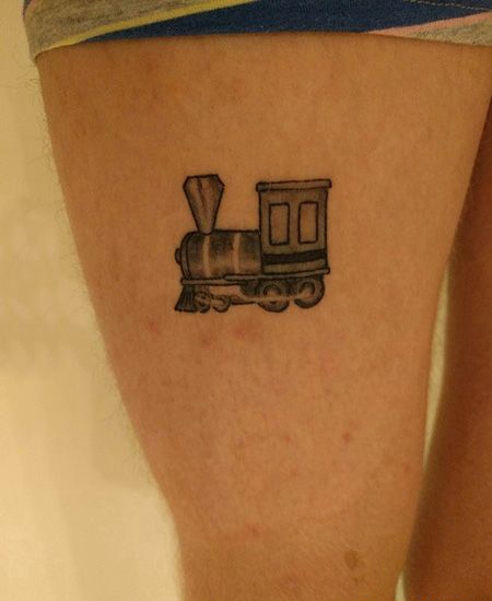 女生大腿小火车纹身图案
