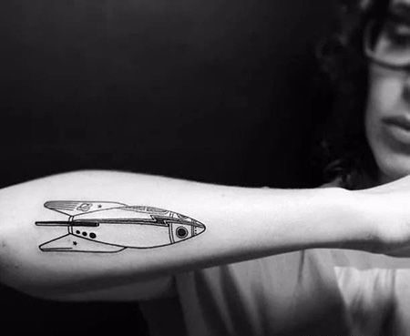 手臂简约的火箭纹身图案