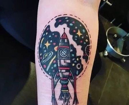 手臂卡通火箭纹身图案
