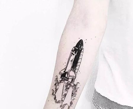 手臂火箭航天飞机纹身图案