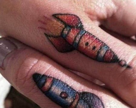 手指卡通火箭纹身图案