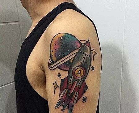 大臂火箭和星球纹身图案
