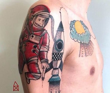 大臂宇航员和火箭纹身图案
