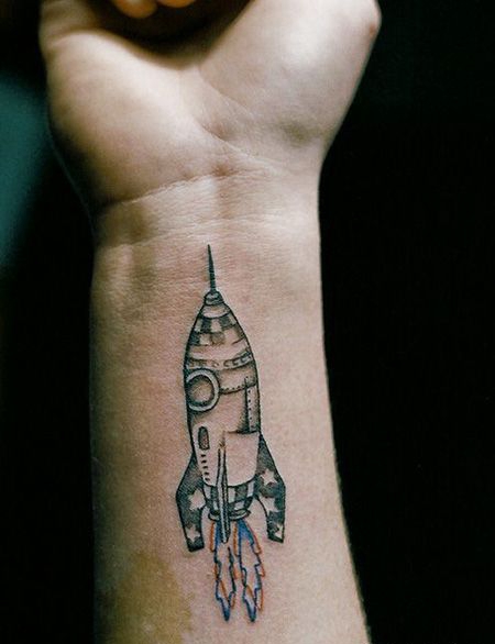 手腕小火箭纹身图案