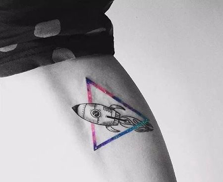 背部火箭纹身图案