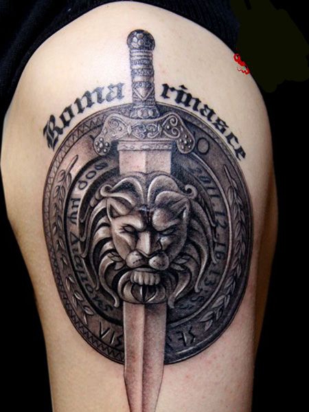 大臂盾牌和剑纹身图案