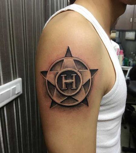 大臂帅气的盾牌纹身图案