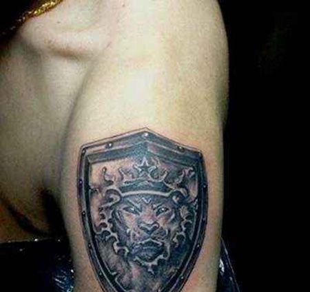 大臂狮子盾牌纹身图案