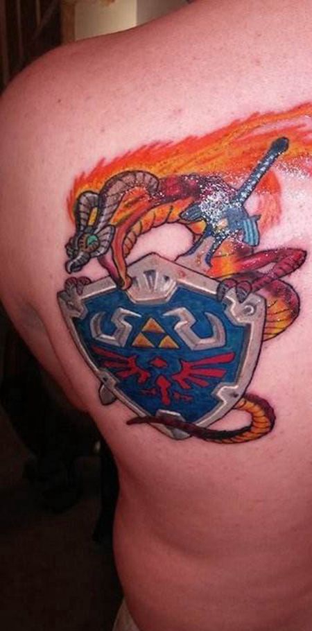 背部火龙和盾牌纹身图案