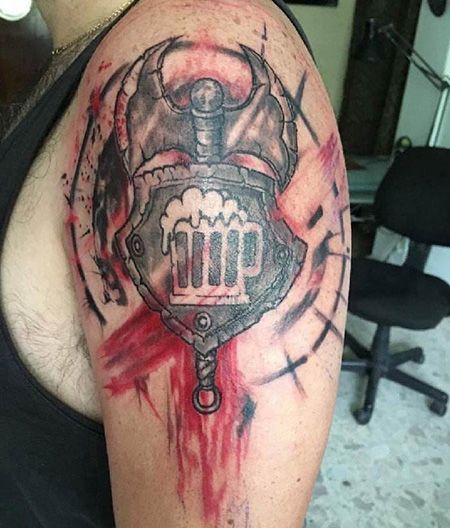 大臂霸气的斧头盾牌纹身图案