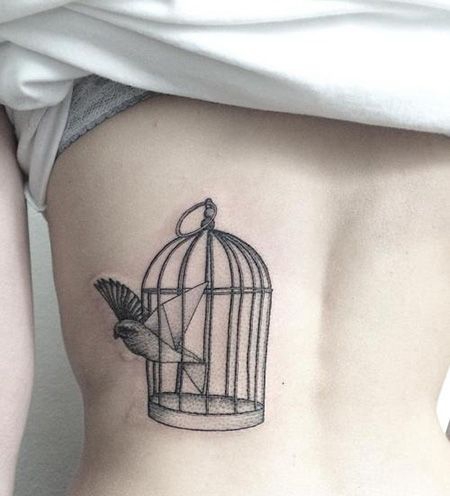 背部飞出鸟笼的小鸟纹身图案