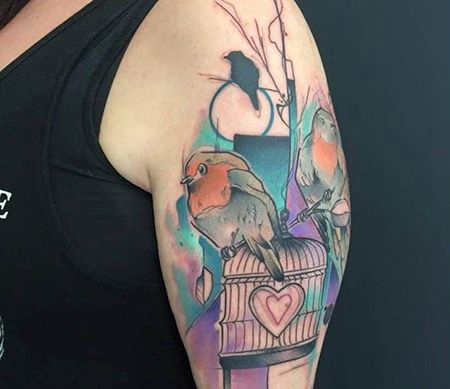 大臂鸟笼和小鸟纹身图案