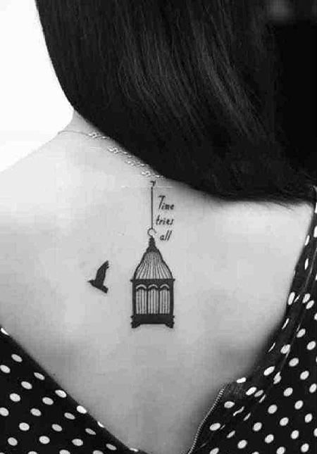 女生背部小鸟笼纹身图案