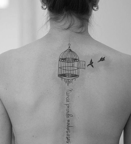 背部鸟笼和两只小鸟纹身图案