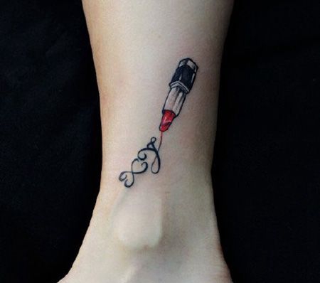 脚踝口红纹身图案