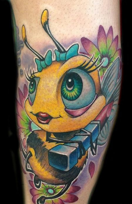 手臂蜜蜂和口红纹身图案